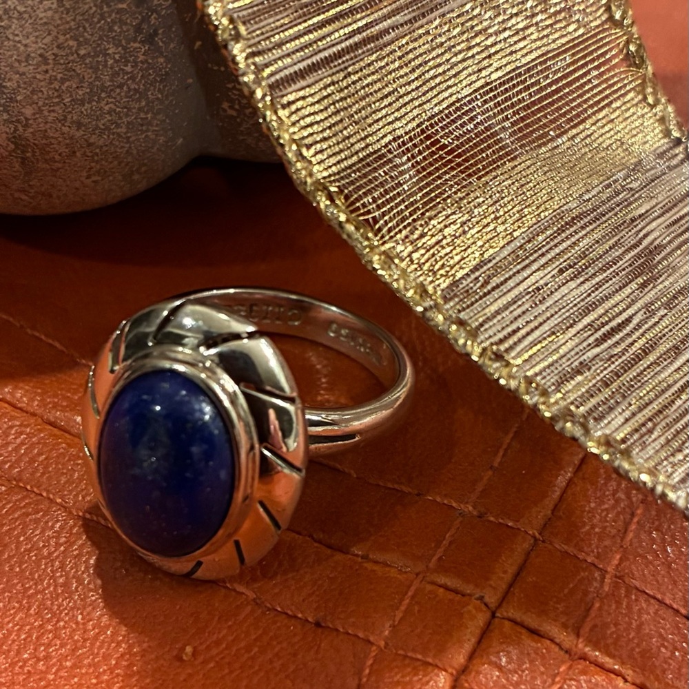 What a beauty, this oval lapis ring in a stunning blue. Sterling Silver Size 9